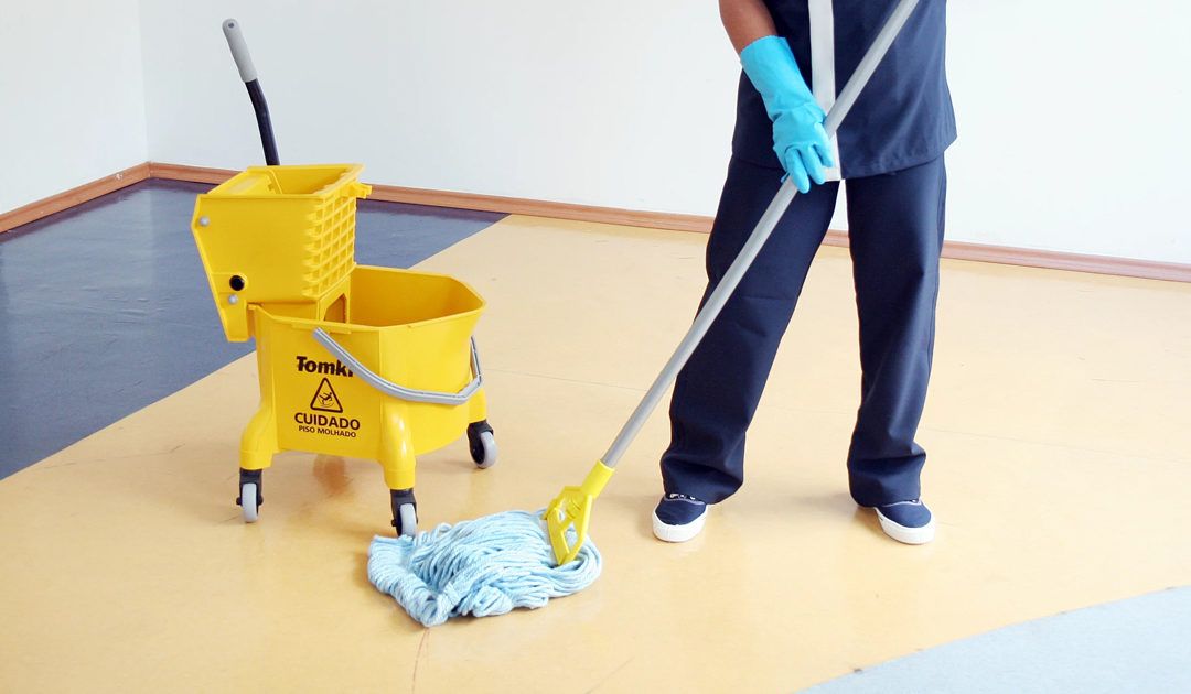 7 Cara Membersihkan Lantai Granit dengan Mudah, Mengepel dengan Air Hangat