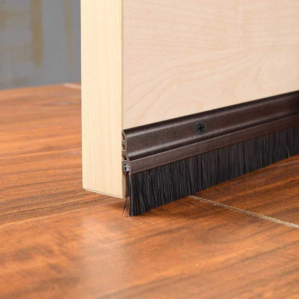 Memasang door sweep sebagai cara membuat peredam suara di rumah
