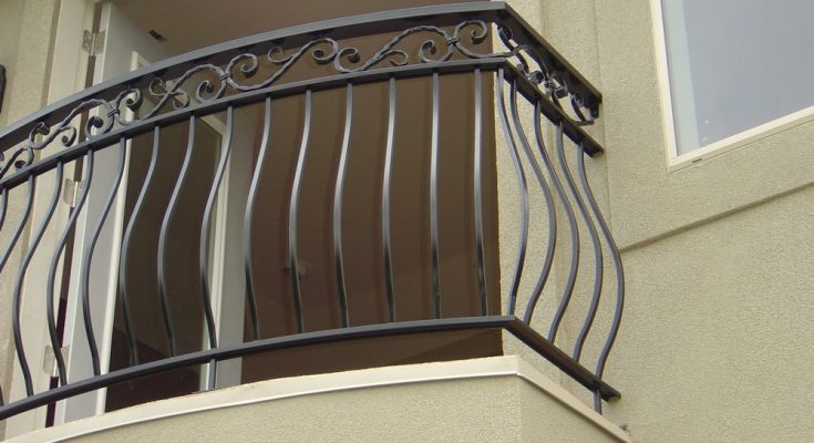 desain pagar balkon minimalis melengkung